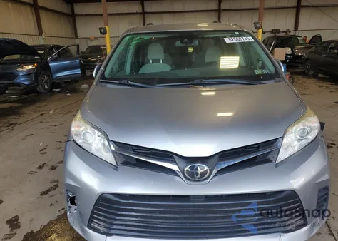 2018 Toyota Sienna Le z USA, uszkodzony, nr VIN 5TDKZ3DC7JS931680